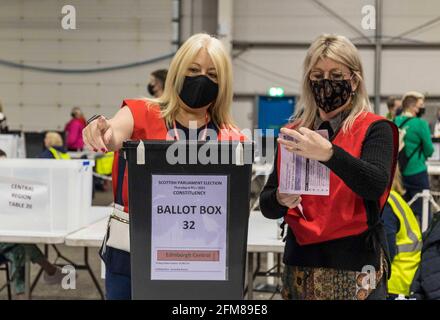 Edinburgh, Großbritannien. Mai 2021. Im Bild: Die erste Wahlurne wird beim Grafen für die schottische Parlamentswahl in der Region Lothian 2021 eröffnet, die im Royal Highland Centre in Edinburgh stattfindet. Kredit: Rich Dyson/Alamy Live Nachrichten Stockfoto