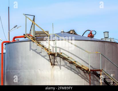 Metallbehälter für die Lagerung von Erdölprodukten auf Kamtschatka Stockfoto