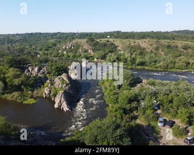 Eine Biegung des Southern Bug River namens Integral aus der Vogelperspektive. Ein malerischer Fluss inmitten des felsigen Geländes. Stockfoto