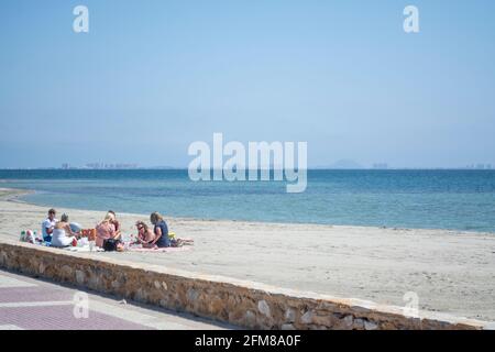 Damen bei einem Picknick am Strand von Los Narejos Vom Mar Menor in Murcia, Spanien Stockfoto