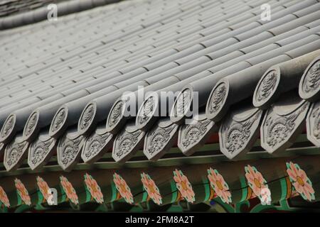 Traditionelle koreanische Dachziegelarbeiten an Gebäuden in Changdeokgung in Seoul, Südkorea Stockfoto