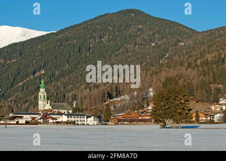 Toblach (Toblach), die Pfarrkirche von San Giovanni Battista, sticht hervor, Pustertal, Trentino-Südtirol, Italien Stockfoto