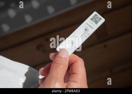Der NHS hat einen lateralen Durchflusstest für Tests zu Hause in Großbritannien durchgeführt. Mit negativem Ergebnis angezeigt. Stockfoto