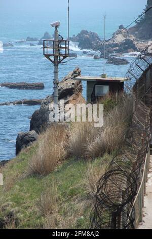 Stacheldraht-Sicherheitszaun und Wachposten im Osten Küste von Südkorea im Falle einer Invasion aus Nordkorea Stockfoto