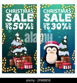 Weihnachtsverkauf, bis zu 50 Rabatt, zwei vertikale Rabatt-Banner mit Pinguin in Weihnachtsmann Hut mit Geschenken und Weihnachtsbaum in einem Topf mit Geschenken Stockfoto