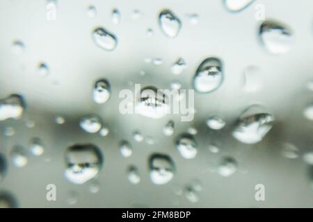 Berlin, Deutschland. Mai 2021. Das Brandenburger Tor spiegelt sich in einem Regentropfen auf einem Autofenster wider. Quelle: Christoph Soeder/dpa/Alamy Live News Stockfoto