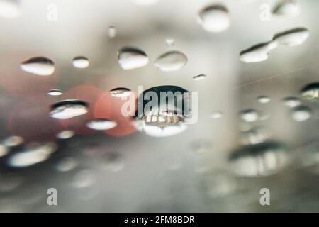 Berlin, Deutschland. Mai 2021. Das Brandenburger Tor spiegelt sich in einem Regentropfen auf einer Windschutzscheibe wider. Quelle: Christoph Soeder/dpa/Alamy Live News Stockfoto