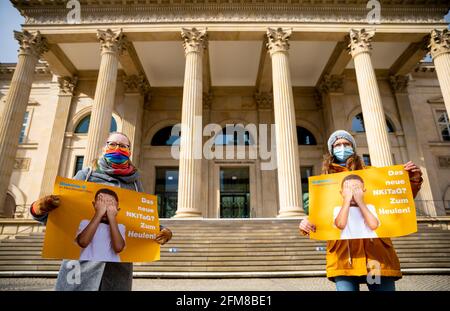 Hannover, Deutschland. Mai 2021. Während einer Demonstration vor dem landtag halten zwei Kindergärtnerinnen Plakate mit dem Motto „die neue NKiTaG? Es genügt, um dich zum Weinen zu bringen! Heute diskutiert der Kulturausschuss des niedersächsischen landtags über ein neues Kindertagesgesetz. Quelle: Moritz Frankenberg/dpa/Alamy Live News Stockfoto