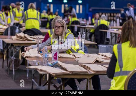 Edinburgh, Großbritannien. Mai 2021. Im Bild: Die Zählung für die schottische Parlamentswahl in der Region Lothian 2021, die im Royal Highland Centre in Edinburgh stattfindet. Kredit: Rich Dyson/Alamy Live Nachrichten Stockfoto