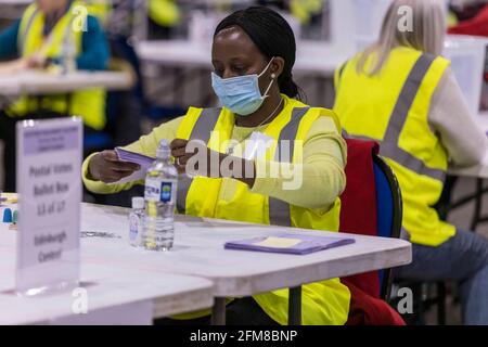 Edinburgh, Großbritannien. Mai 2021. Im Bild: Die Zählung für die schottische Parlamentswahl in der Region Lothian 2021, die im Royal Highland Centre in Edinburgh stattfindet. Kredit: Rich Dyson/Alamy Live Nachrichten Stockfoto