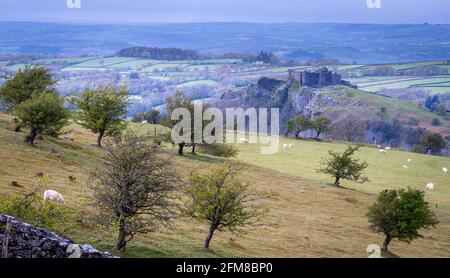 Carreg Cennen Castle hoch auf einem Hügel in der Nähe des Flusses Cennen in Carmarthenshire, South Wales, Großbritannien Stockfoto