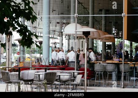 New York City, USA - 22. Juni 2018: Mitarbeitertreffen im Emty Dining Room vor der Eröffnung des Restaurants. Stockfoto