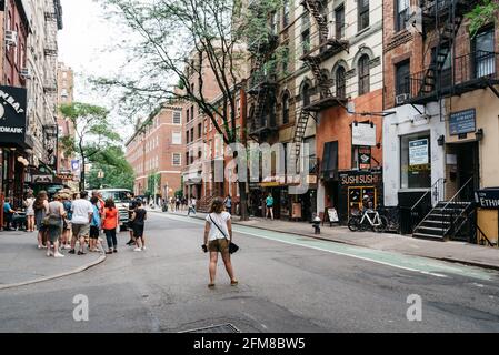 New York City, USA - 22. Juni 2018: Stores und Business in MacDougal Street in Greenwich Village. Es wurde gerufen, die buntesten und magnetische Ve Stockfoto