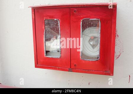 Feuerwehrschlauch an der Wand in einem modernen Gebäude Stockfoto