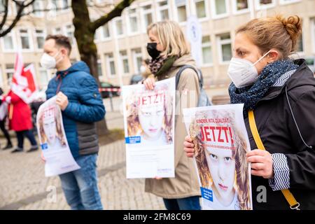 Hannover, Deutschland. Mai 2021. Bei einer Demonstration vor dem landtag halten Kindergärtnerinnen und Kindergärtnerinnen und eine Kindergärtnerin Plakate mit dem Slogan „Kinder. Kita. Qualität. Jetzt! Wir brauchen ein besseres Kita-Gesetz.“ Heute diskutiert der Kulturausschuss des niedersächsischen landtags über ein neues Kindertagesgesetz. Quelle: Moritz Frankenberg/dpa/Alamy Live News Stockfoto