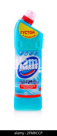 KAMTSCHATKA, RUSSLAND - 16. OKTOBER 2016. Domestos isoliert auf Weiß. Domestos ist eine Haushaltsreinigungsreihe, die Bleichmittel enthält und von U hergestellt wird Stockfoto