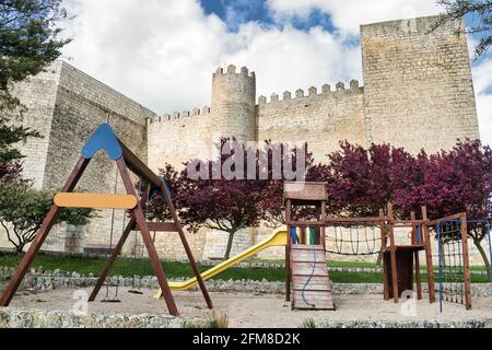 Spielplatz und mittelalterliche Burg in Montealegre de Campos, Valladolid, Kastilien und Leon, Spanien Stockfoto