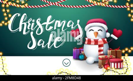 Weihnachtsverkauf, grünes und weißes Rabattbanner mit Girlanden und Schneemann in Weihnachtsmannhut mit Geschenken an der Wand Stockfoto