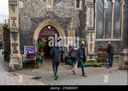 St. Gregory Kirche Eingang mit einem Schild für Antiquitäten und collectibles verkauft auch Pflanzen am Eingang Stockfoto