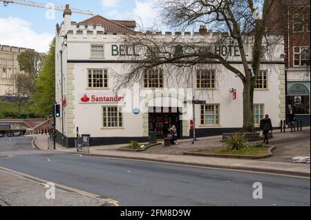 Jetzt ein Blick auf das Bell Hotel auf Orford Hill Wird als Santander Bank verwendet Stockfoto