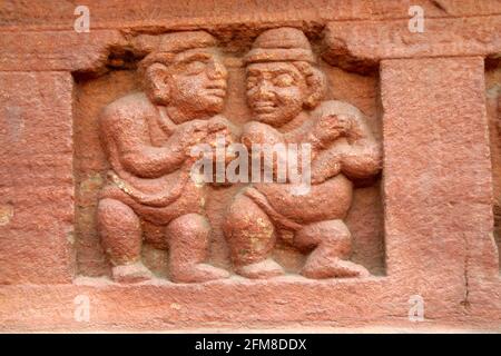 Nahaufnahme der Steinschnitzerei von Zwergen an der Grundmauer des Höhlentempels bei Badami in Karnataka, Indien Stockfoto