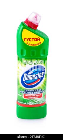 KAMTSCHATKA, RUSSLAND - 16. OKTOBER 2016. Domestos isoliert auf Weiß. Domestos ist eine Haushaltsreinigungsreihe, die Bleichmittel enthält und von U hergestellt wird Stockfoto