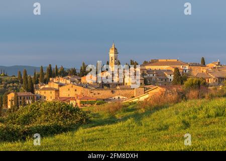 Blick auf San Quirico d'Orcia, ein italienisches Dorf in der Toskana bei Sonnenuntergang Stockfoto