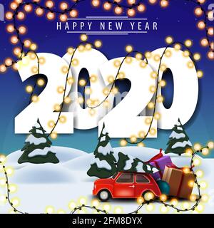 2020, glückliches neues Jahr, weiße volumetrische Zahlen mit Girlande gewickelt, Winterlandschaft auf dem Hintergrund und roten Oldtimer trägt Weihnachtsbaum Stockfoto