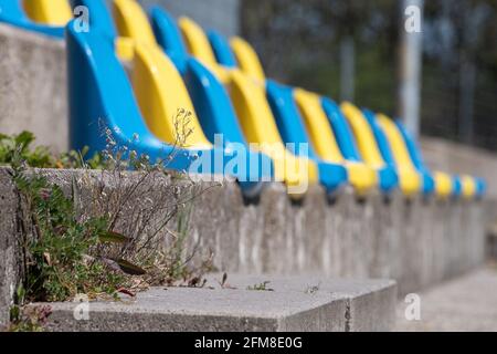 Kronberg Im Taunus, Deutschland. April 2021. Unkraut wächst auf Zuschauerplätzen auf dem Sportplatz SG Oberhöchstadt. Quelle: Sebastian Gollnow/dpa/Alamy Live News Stockfoto