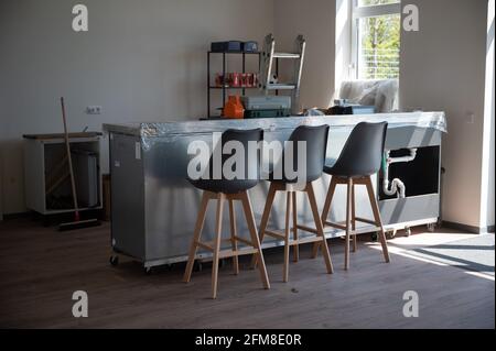 25. April 2021, Hessen, Kronberg im Taunus: Die noch nicht ganz fertige Bar befindet sich im Clubhaus der SG Oberhöchstadt. Foto: Sebastian Gollnow/dpa Stockfoto