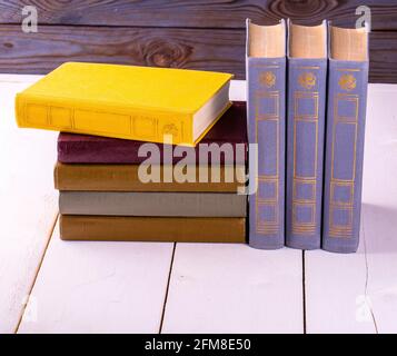 Alte Bücher auf einem weißen Holztisch Stockfoto