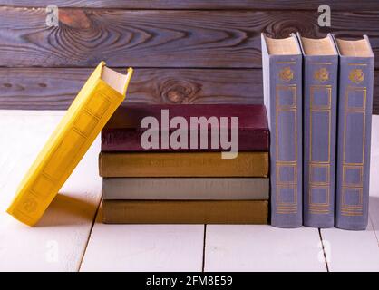 Alte Bücher auf einem weißen Holztisch Stockfoto