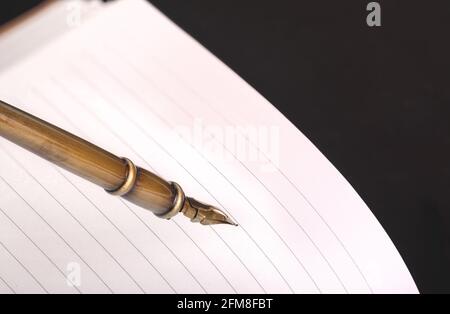 Alter Metallstift und Notizbuch im Büro Stockfoto