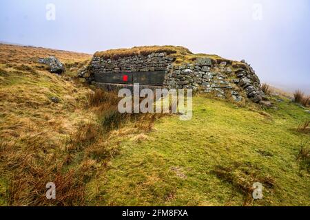 Observation Post 3 ist ein stillgerateter Militärbunker in der Nähe von Curtery Clitters in der Okehampton-Schießanlage im Dartmoor-Nationalpark, Devon, England, Großbritannien Stockfoto