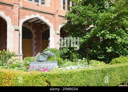 Statue der Reclining Figur von Frederick Edward McWilliam, im Viereck der Queen's University, Belfast, Nordirland. Stockfoto