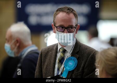 Kelso, Großbritannien. Mai 2021. Parlamentswahl in Schottland 2021 John Robert Lamont, Politiker und Anwalt der schottischen Konservativen, der seit 2017 Mitglied des Parlaments für Berwickshire, Roxburgh und Selkirk im Border Events Center, Springwood Showground, Kelso, am Freitag, den 07. Mai 2021 war, wobei die Stimmen in den lokalen Wahlkreisen gezählt wurden. Midlothian South, Tweeddale and Lauderdale constituency und Ettrick, Roxburgh and Berwickshire constituency ( Quelle: Rob Gray/Alamy Live News Stockfoto