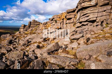 Granitaufschlüsse mit horizontalen Fugen, Higher Tor, Dartmoor National Park, Devon, England, VEREINIGTES KÖNIGREICH Stockfoto