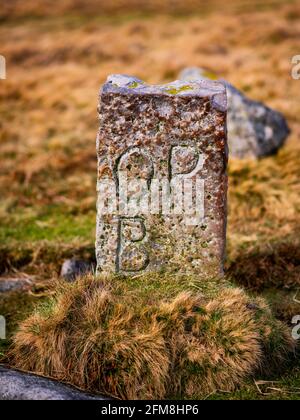 Grenzstein der Pfarrei, „OPB“ für Okehampton Parish Boundary, nahe Higher Tor, Dartmoor National Park, Devon, England, VEREINIGTES KÖNIGREICH Stockfoto