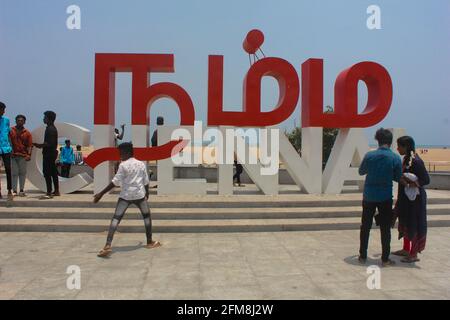 Besucher des Chennai Marina Beach genießen das kühle Abendmeer Breeze Talking Selfie-Fotografie am Namma Chennai-Wahrzeichen Stockfoto