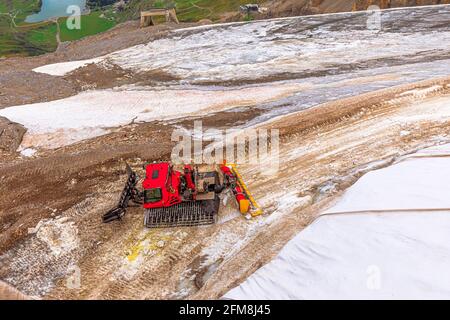 Schneekatze, die auf dem verschneiten Gipfel des Berggipfens Titlis in der Schweiz arbeitet. Zwischen den Kantonen Obwalden und Bern in der Schweiz, Europa. Stockfoto