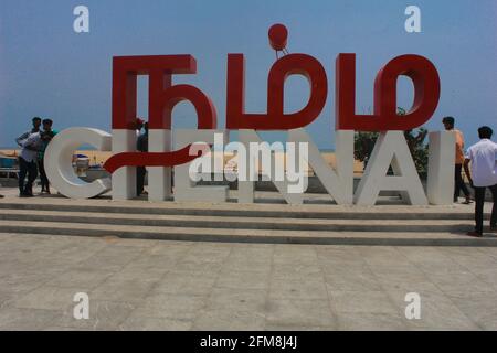 Besucher des Chennai Marina Beach genießen das kühle Abendmeer Breeze Talking Selfie-Fotografie am Namma Chennai-Wahrzeichen Stockfoto