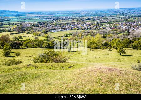 Blick auf die Stadt Broadway in Worcestershire und das Vale of Evesham vom Cotswold Way aus. Stockfoto