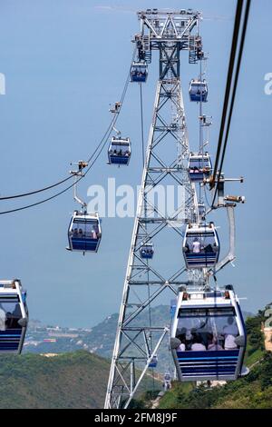 Ngong Ping 360 - eine fahrbare Gondelbahn auf der Insel Lantau in Hongkong. Die Luftbrücke, die den Tourismus in der Gegend verbessern sollte, war früher bekannt als Stockfoto