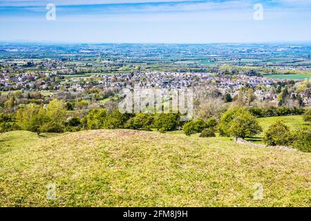 Blick auf die Stadt Broadway in Worcestershire und das Vale of Evesham vom Cotswold Way aus. Stockfoto