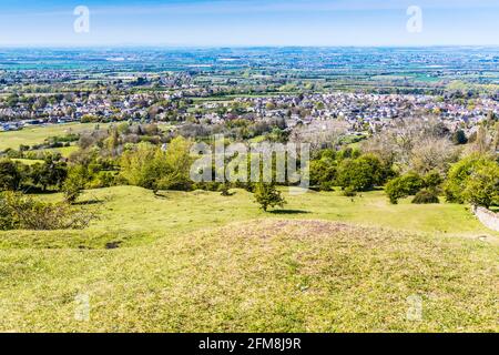 Blick auf die Stadt Broadway in Worcestershire und das Vale of Evesham vom Cotswold Way aus. Stockfoto