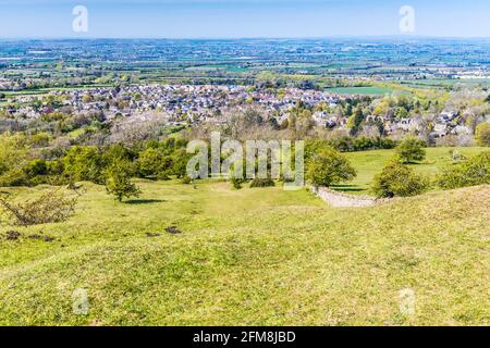 Blick auf die Stadt Broadway in Worcestershire und das Vale of Evesham vom Cotswold Way aus. Stockfoto