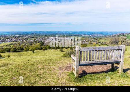 Blick auf die Stadt Broadway in Worcestershire und das Vale of Evesham vom Cotswold Way aus. Stockfoto