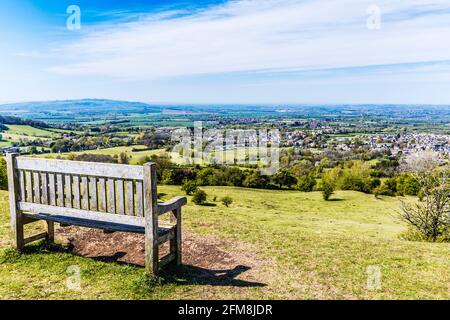 Blick auf die Stadt Broadway in Worcestershire und das Vale of Evesham vom Cotswold Way aus. Stockfoto