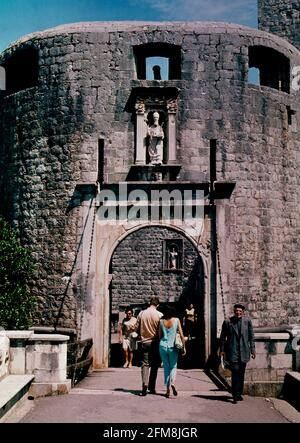 PUERTA DE PILE CON ARCADA RENACENTISTA DEL SIGLO XVI - UNA DE LAS PUERTAS DE ENTRADA A LA CIUDAD. ORT: PUERTA DE PILE. DUBROVNIK. KROATIEN. SAN BLAS Stockfoto