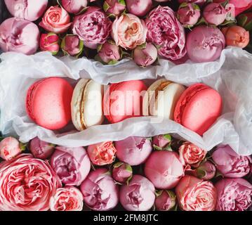 Französischer Makkaronkuchen. Makronen in einer Schachtel mit frischen Blumen. Draufsicht Stockfoto